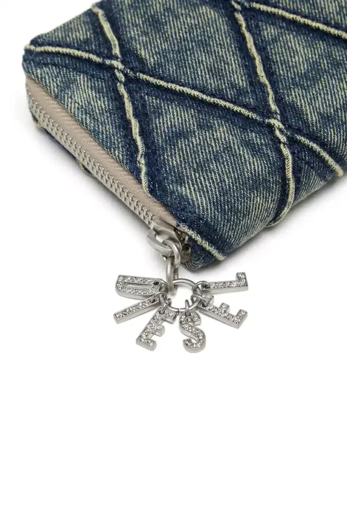 Charm-D continental zip l Portofel cu fermoar din denim matlasat Argyle Charm-D continental zip l Portofel cu fermoar din denim matlasat Argyle