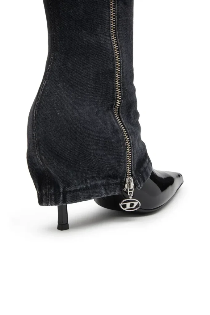 Cizme răsucite D-Venus Cizme D-Venus-Stiletto până la genunchi, cu efect trompe l’oeil de blugi Cizme răsucite D-Venus Cizme D-Venus-Stiletto până la genunchi, cu efect trompe l’oeil de blugi