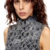 de-tapi-fsh1 Top fără mâneci din denim cu imprimeu tie-dye în model pied-de-poule