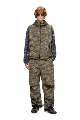 p-anic Pantaloni cargo din nailon cu imprimeu camuflaj
