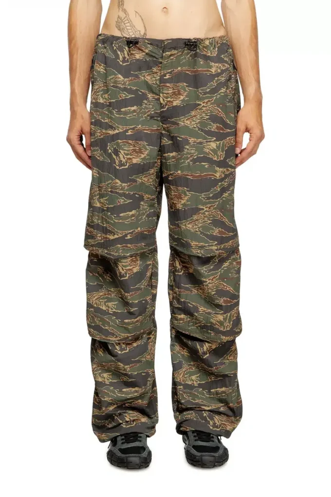 p-anic Pantaloni cargo din nailon cu imprimeu camuflaj p-anic Pantaloni cargo din nailon cu imprimeu camuflaj