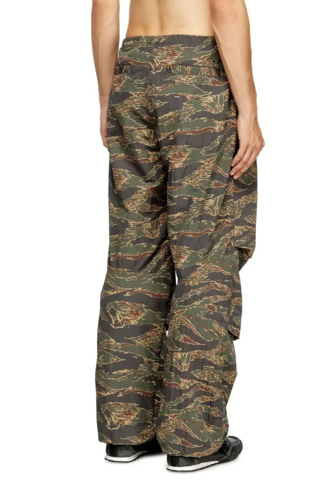 p-anic Pantaloni cargo din nailon cu imprimeu camuflaj p-anic Pantaloni cargo din nailon cu imprimeu camuflaj