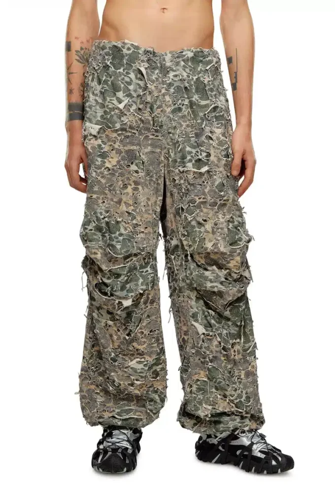 p-hokney Pantaloni camuflaj cu finisaj distrus p-hokney Pantaloni camuflaj cu finisaj distrus