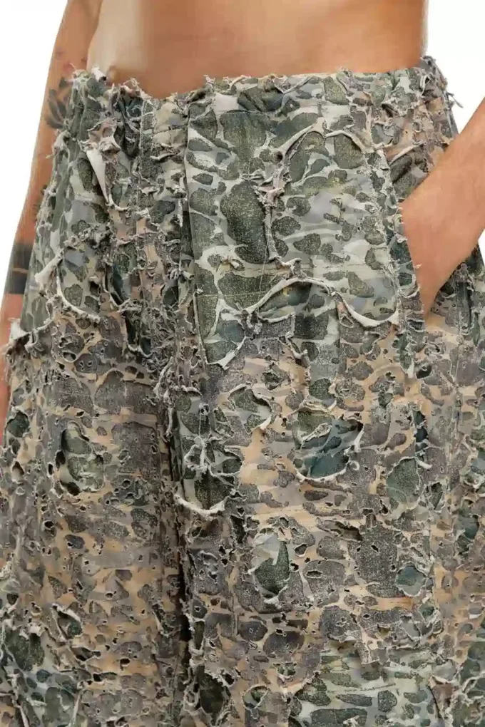 p-hokney Pantaloni camuflaj cu finisaj distrus p-hokney Pantaloni camuflaj cu finisaj distrus