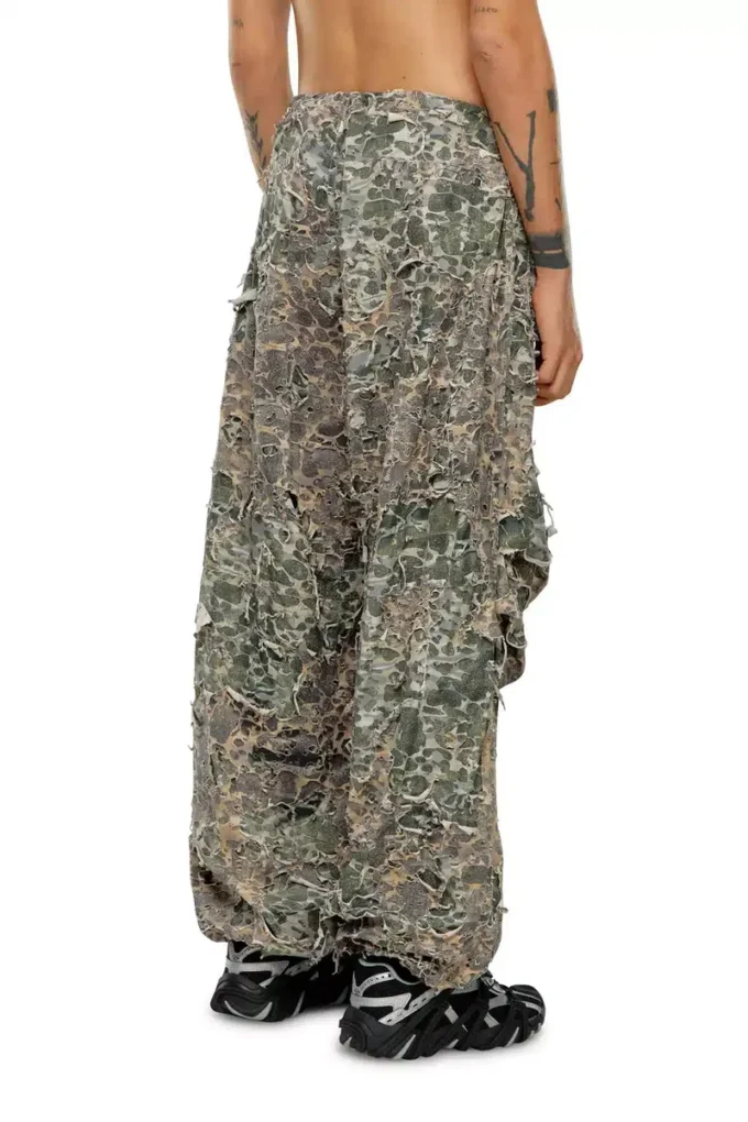 p-hokney Pantaloni camuflaj cu finisaj distrus p-hokney Pantaloni camuflaj cu finisaj distrus