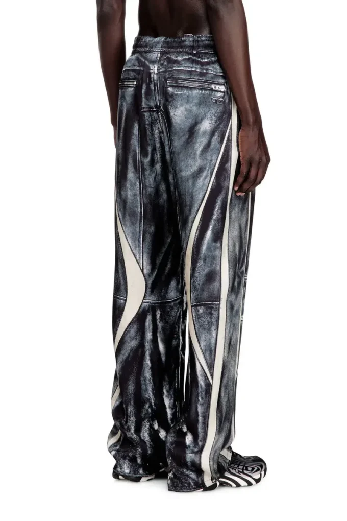 p-theck-bmcz Pantaloni de trening din satin cu imprimeu trompe l’oeil p-theck-bmcz Pantaloni de trening din satin cu imprimeu trompe l’oeil