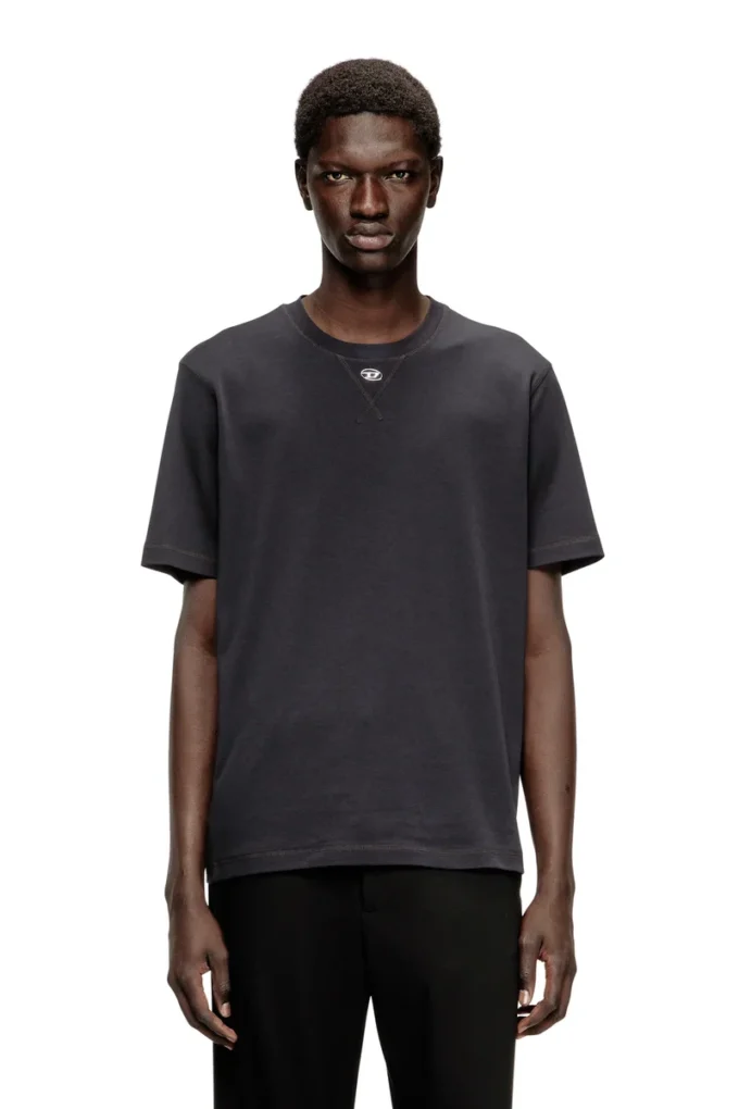t-madjust-tr Tricou obișnuit cu guler rotund și Oval D