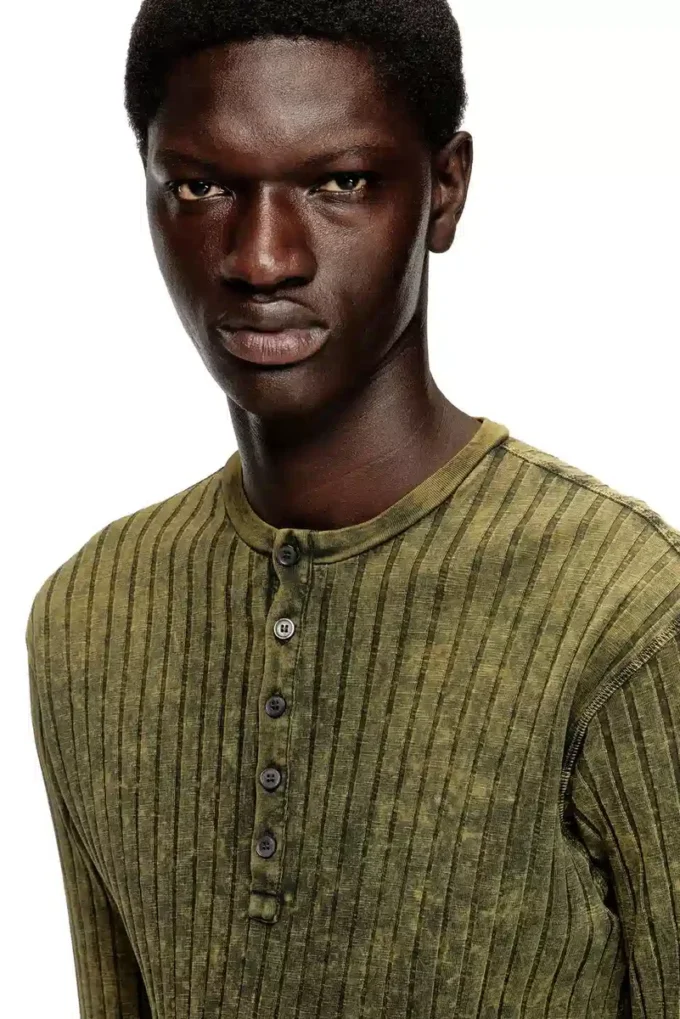 Tricou Henley din tricot cu nervuri largi tratat